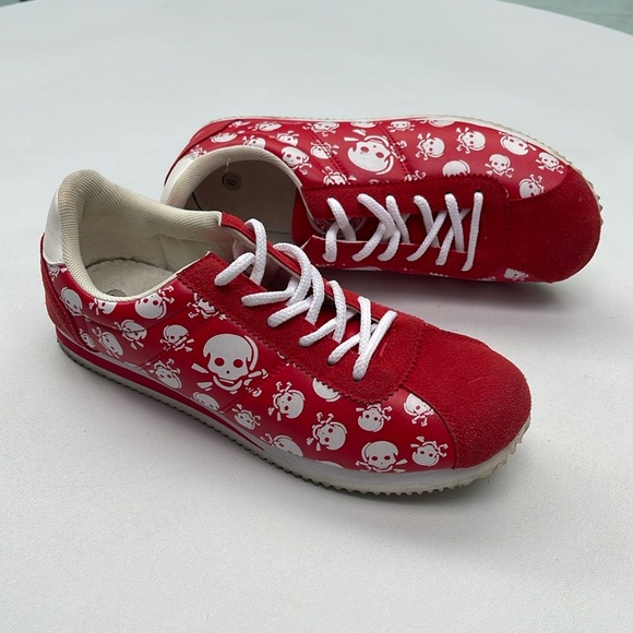 Red Skull Pattern Women's Sneakers - Picture 2 of 16